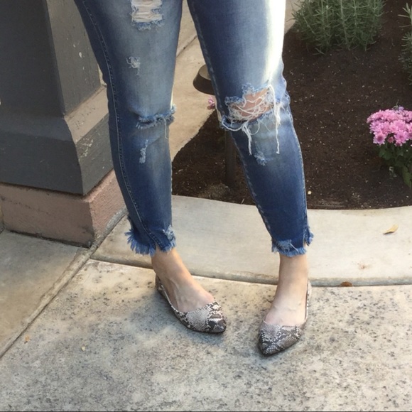 1 LEFT SALE‼️Snakeskin Flats - Picture 4 of 5